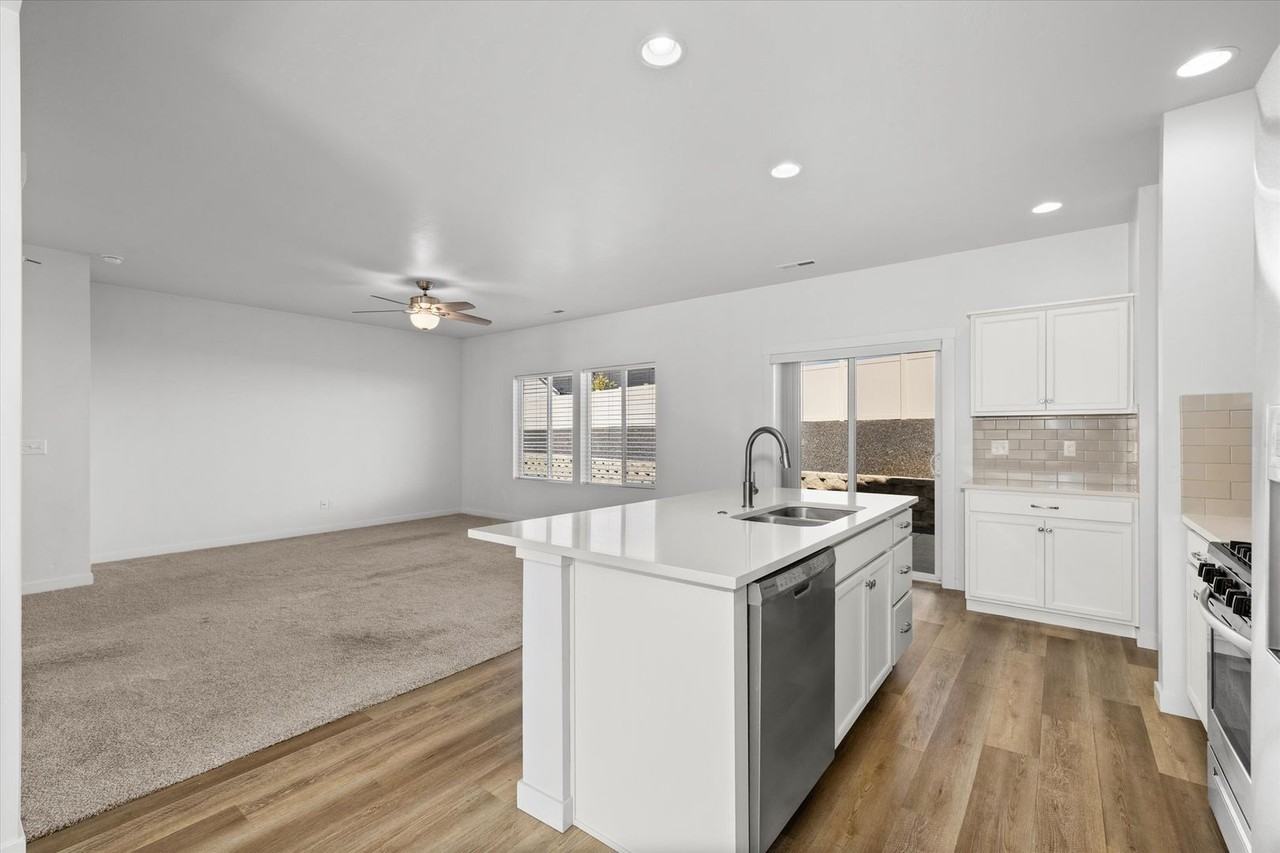 655 North Sevenoaks Avenue - Photo 6 of 30