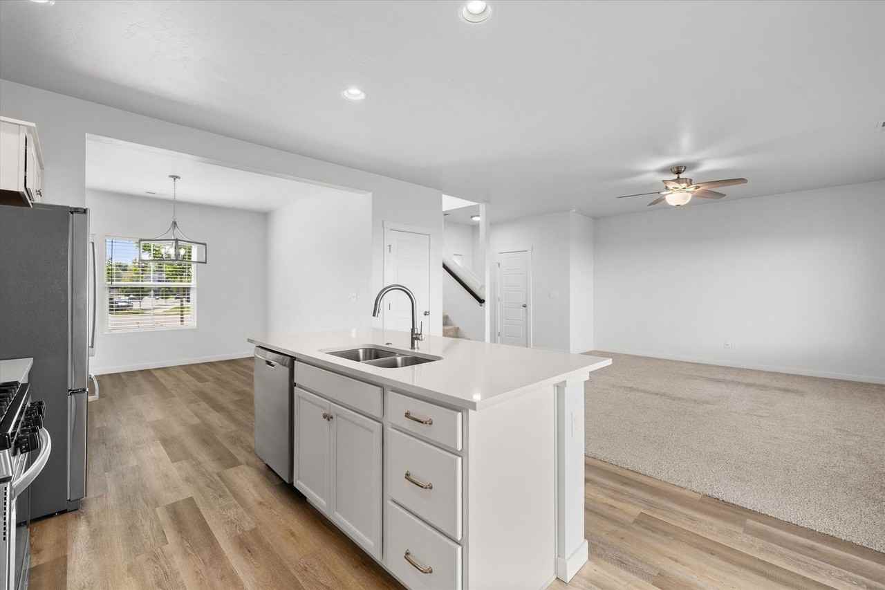 655 North Sevenoaks Avenue - Photo 7 of 30