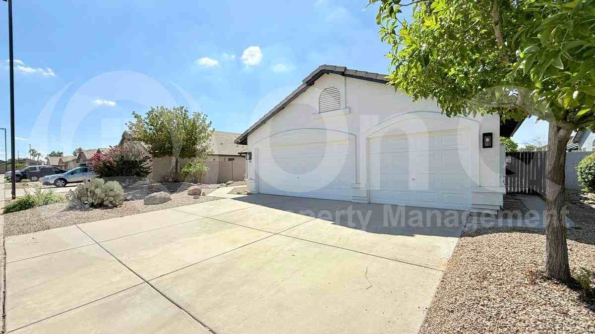 1123 E Betsy Ln - Photo 2 of 10