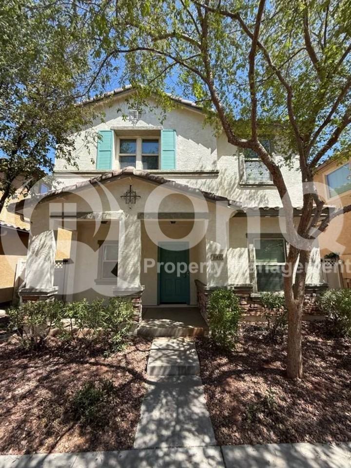 940 S Hawk Ln - Photo 2 of 10