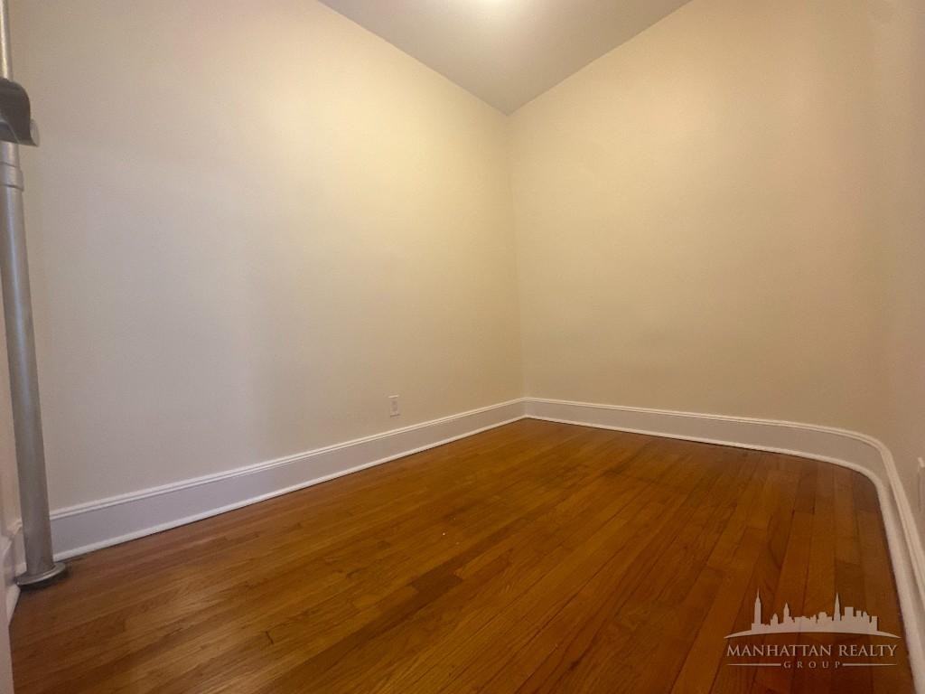 E 38th St #4D - Photo 3 of 5