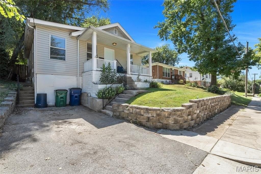 330 Lithia Ave - Photo 2 of 34