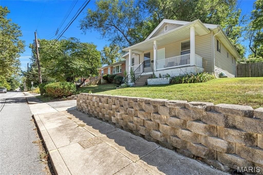 330 Lithia Ave - Photo 4 of 34