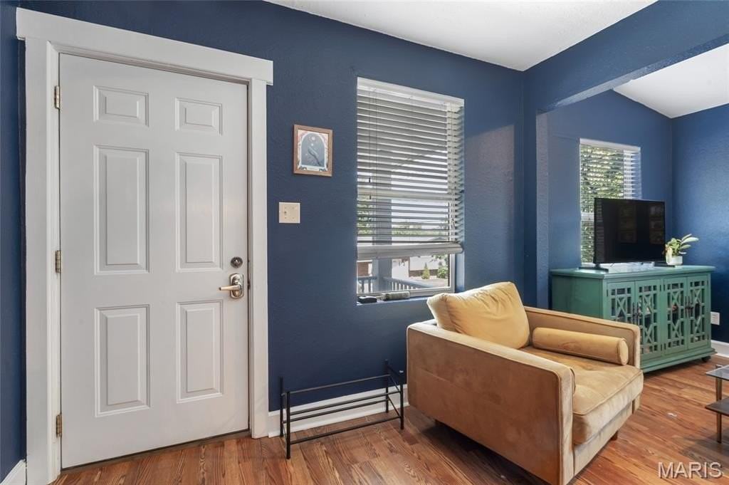 330 Lithia Ave - Photo 5 of 34