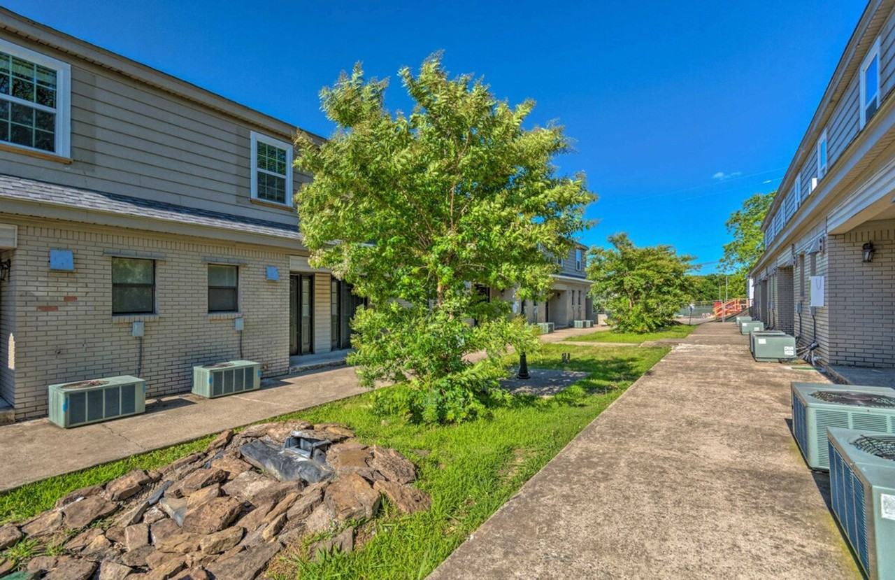 802 S Elm St #1296539P - Photo 4 of 15