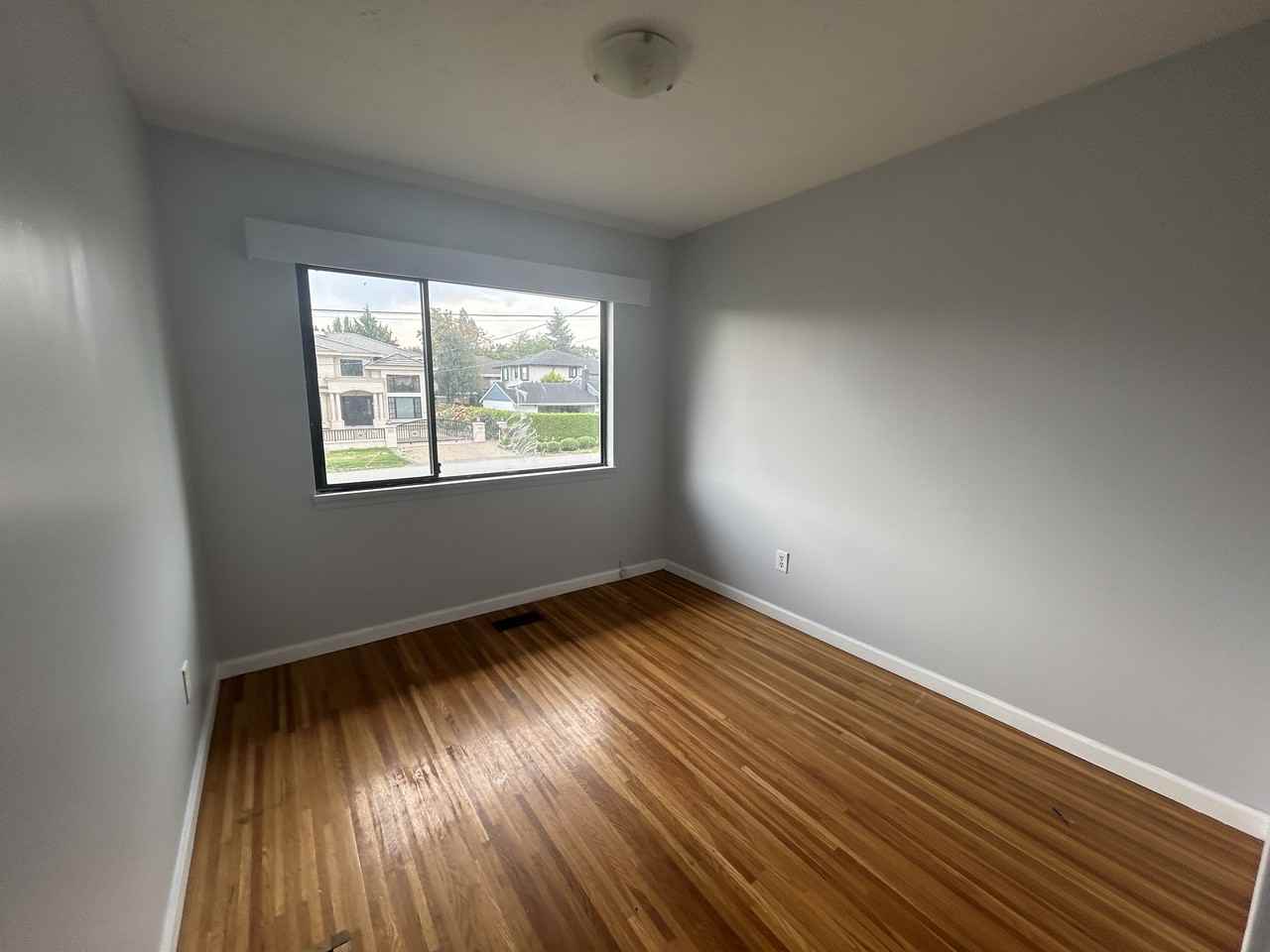 9460 Pinewell Crescent - Photo 3 of 18