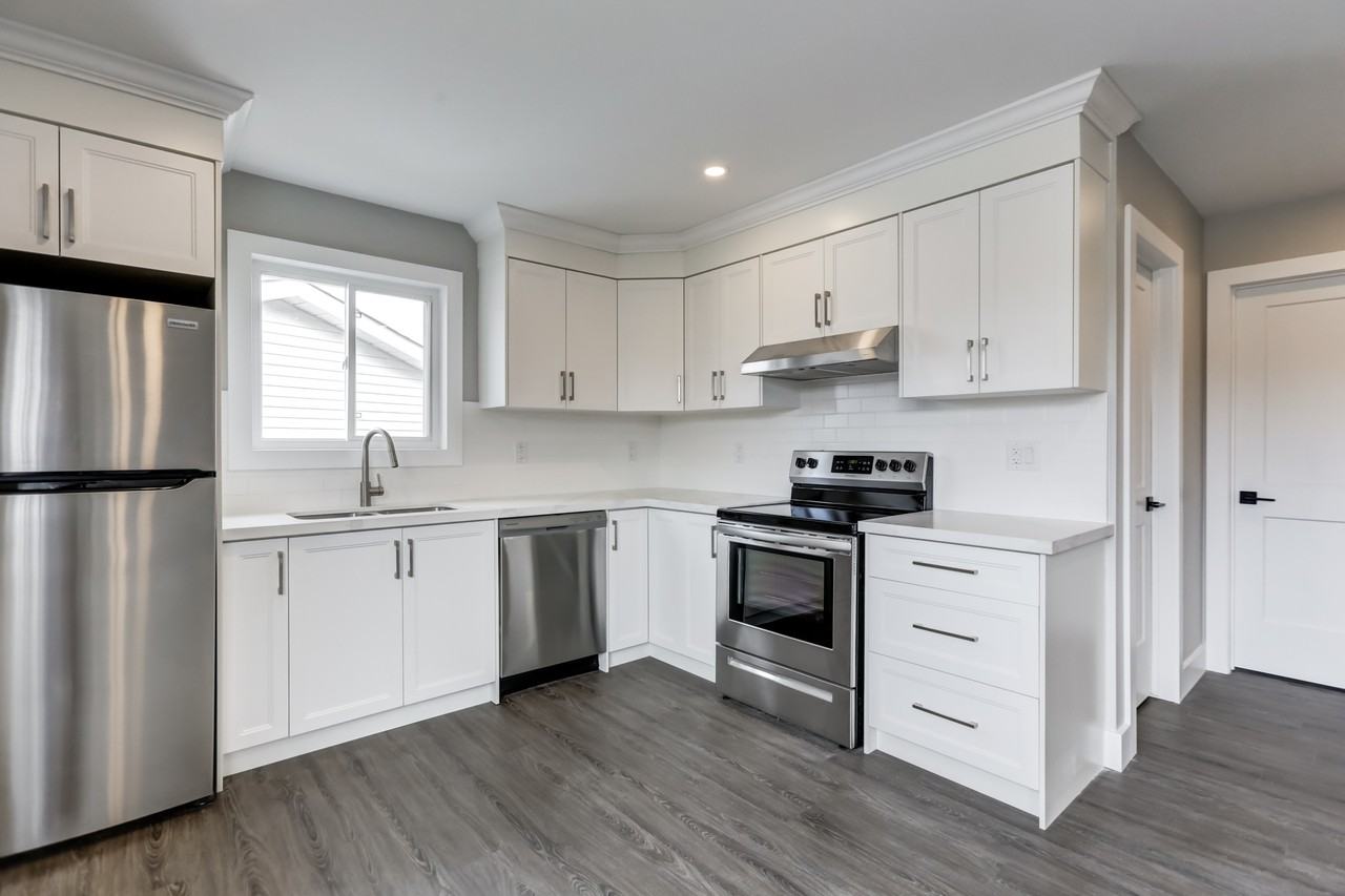 LILLIAN - Photo 2 of 25