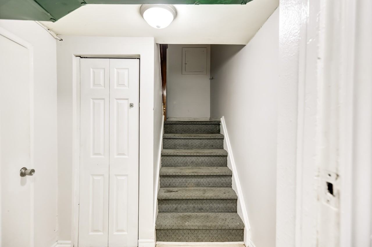 KINGSTON - Photo 3 of 17