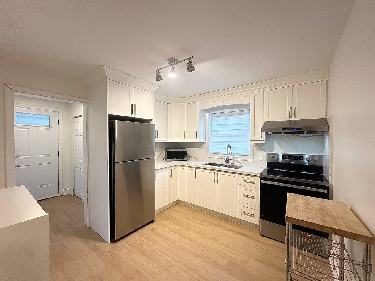 112 Allan St - Photo 2 of 21