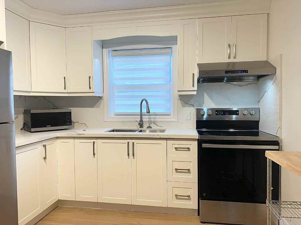 112 Allan St - Photo 3 of 21