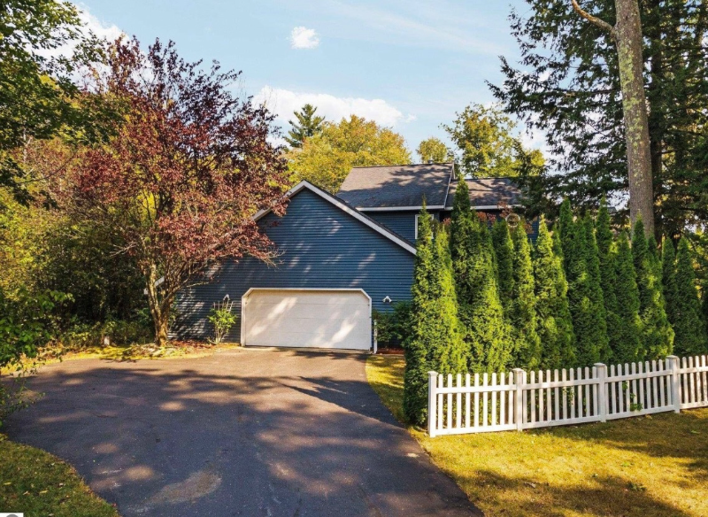 7878 Outer Dr S - Photo 3 of 44