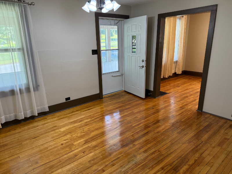 906 Dodge St - Photo 2 of 16