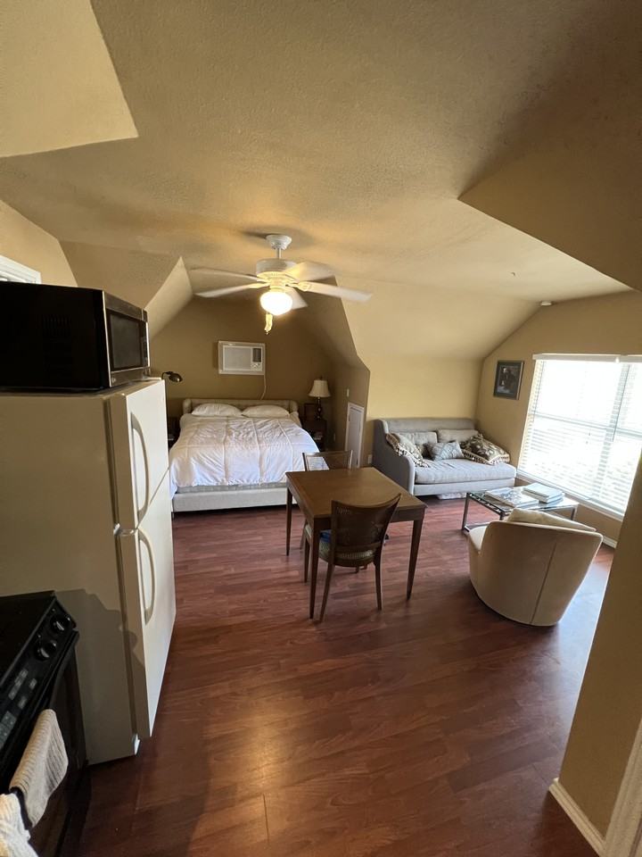 6021 Martel Ave Unit B #B - Photo 3 of 8