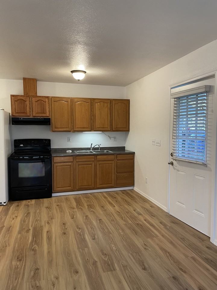 1046 Mayfair Ln #B - Photo 2 of 7