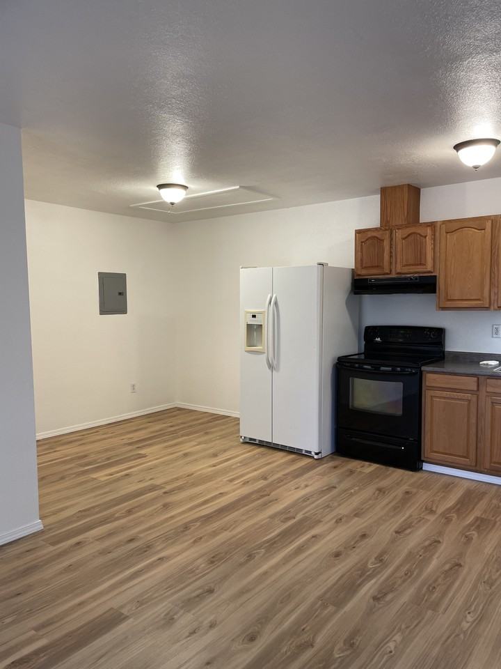 1046 Mayfair Ln #B - Photo 3 of 7