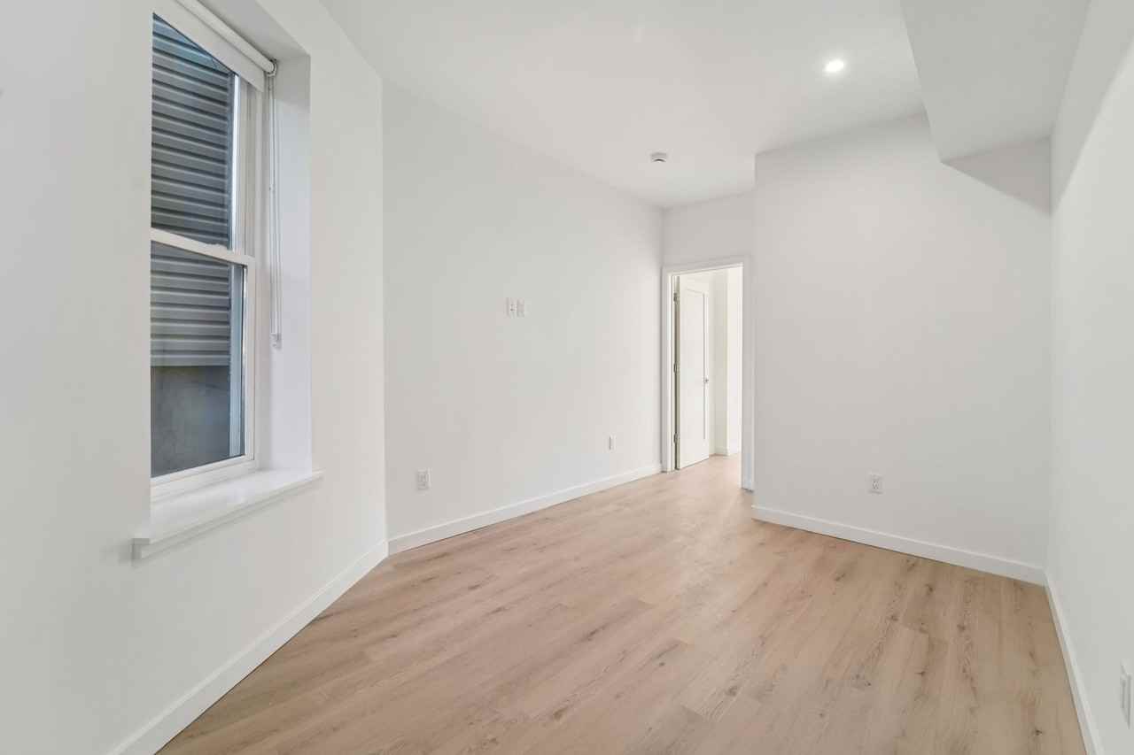 117 Bostwick Ave - Photo 4 of 21