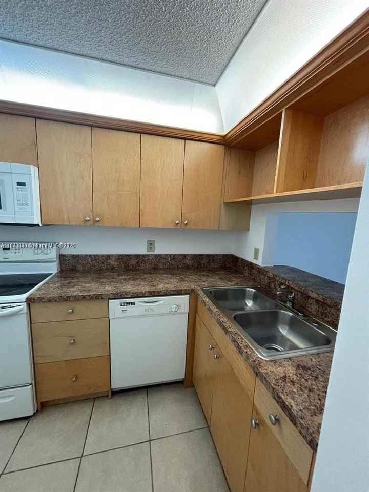 824 Twin Lakes Dr #18F - Photo 5 of 18