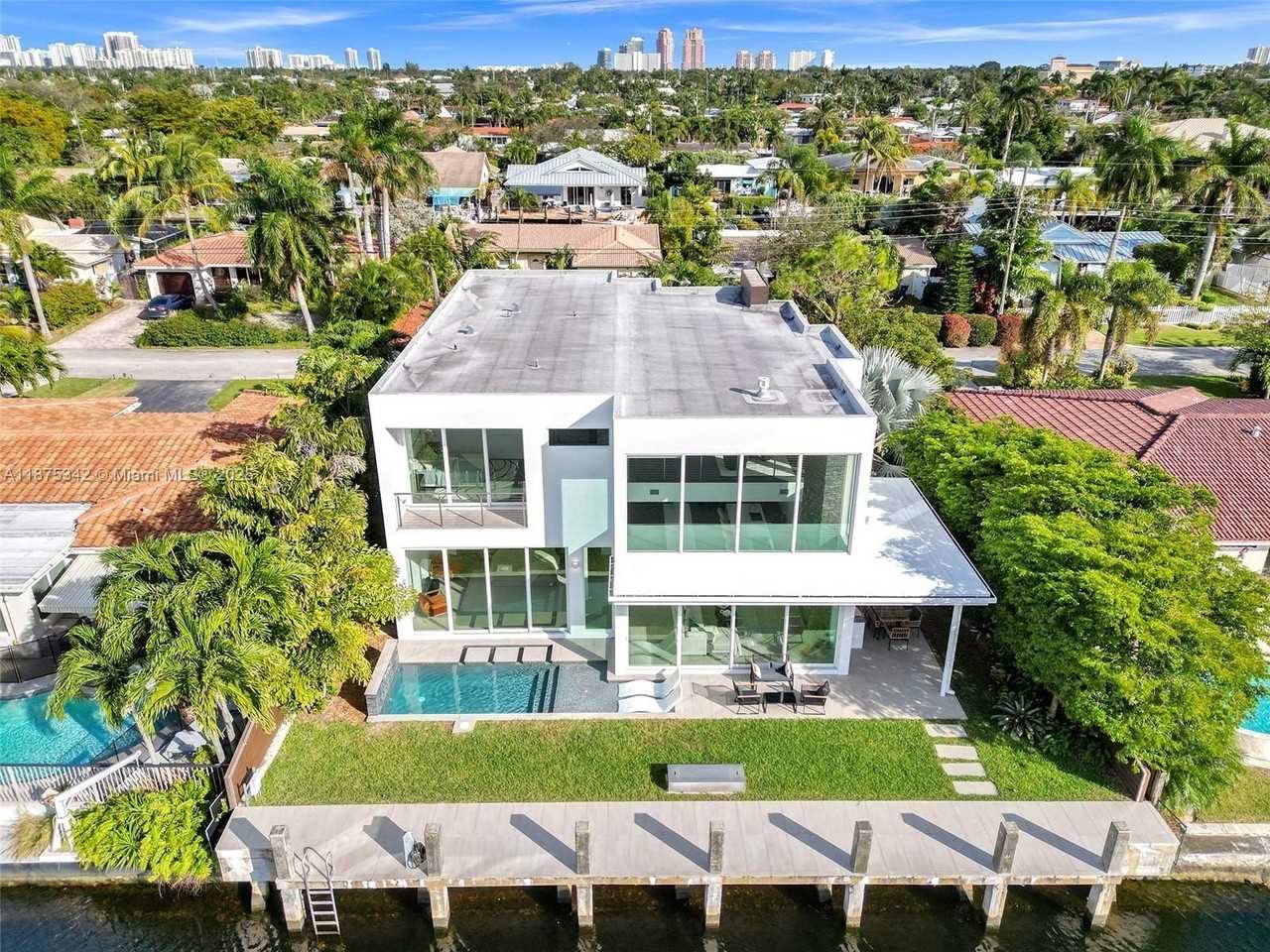 2217 Ne 17th Ter - Photo 4 of 50