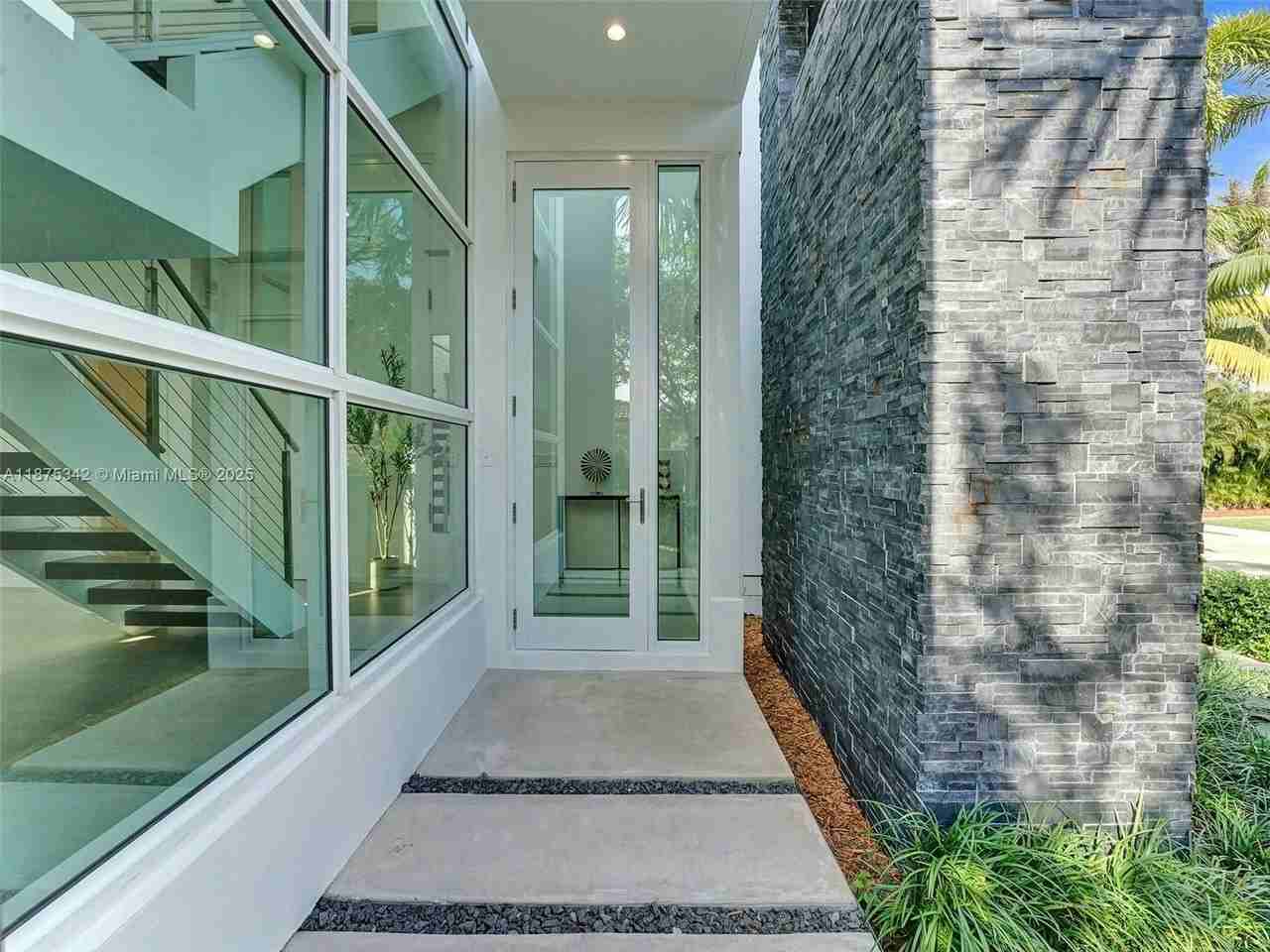 2217 Ne 17th Ter - Photo 6 of 50