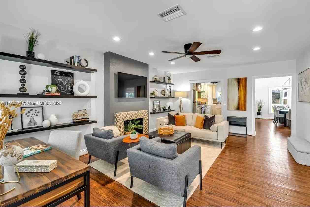 110 Se 11th Ave - Photo 2 of 38