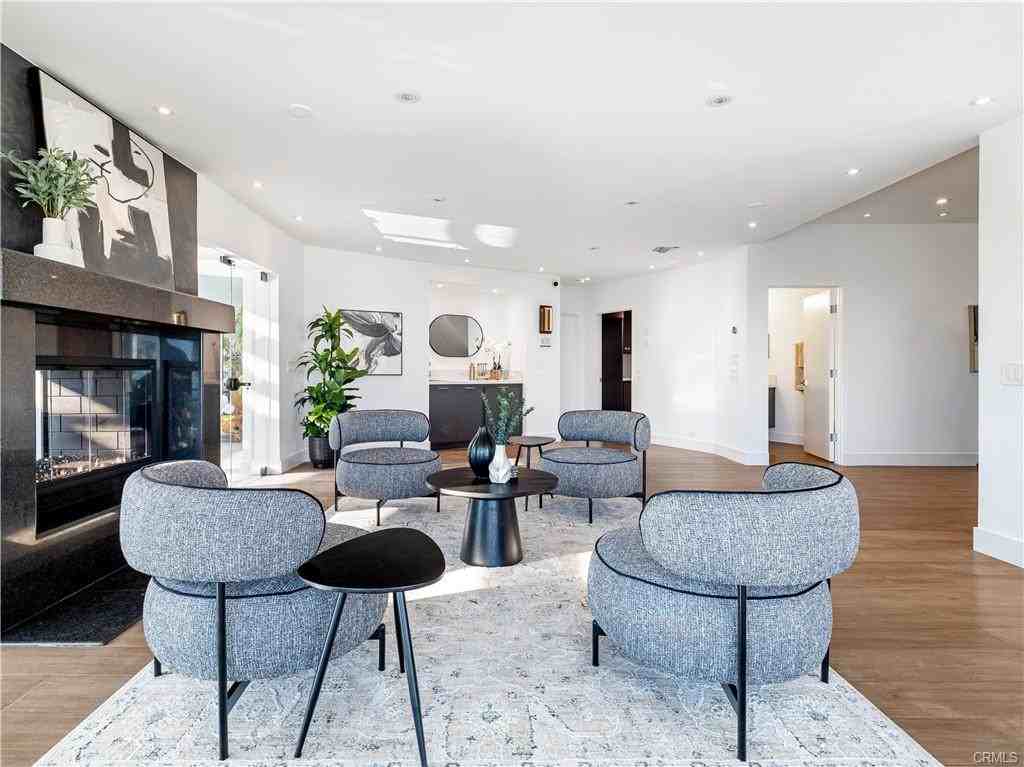 2287 Sunset Plaza Dr - Photo 3 of 8