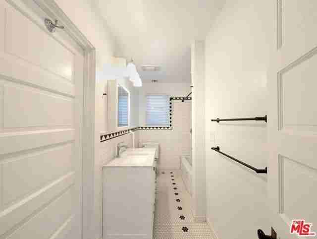 222 Bicknell Ave - Photo 2 of 8