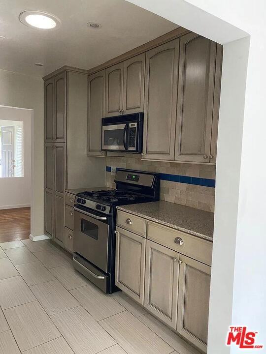 17429 Burbank Blvd - Photo 5 of 7