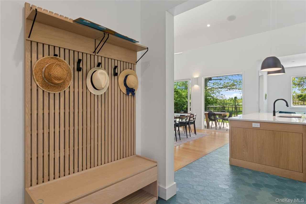 6710 Soundview Ave - Photo 2 of 42