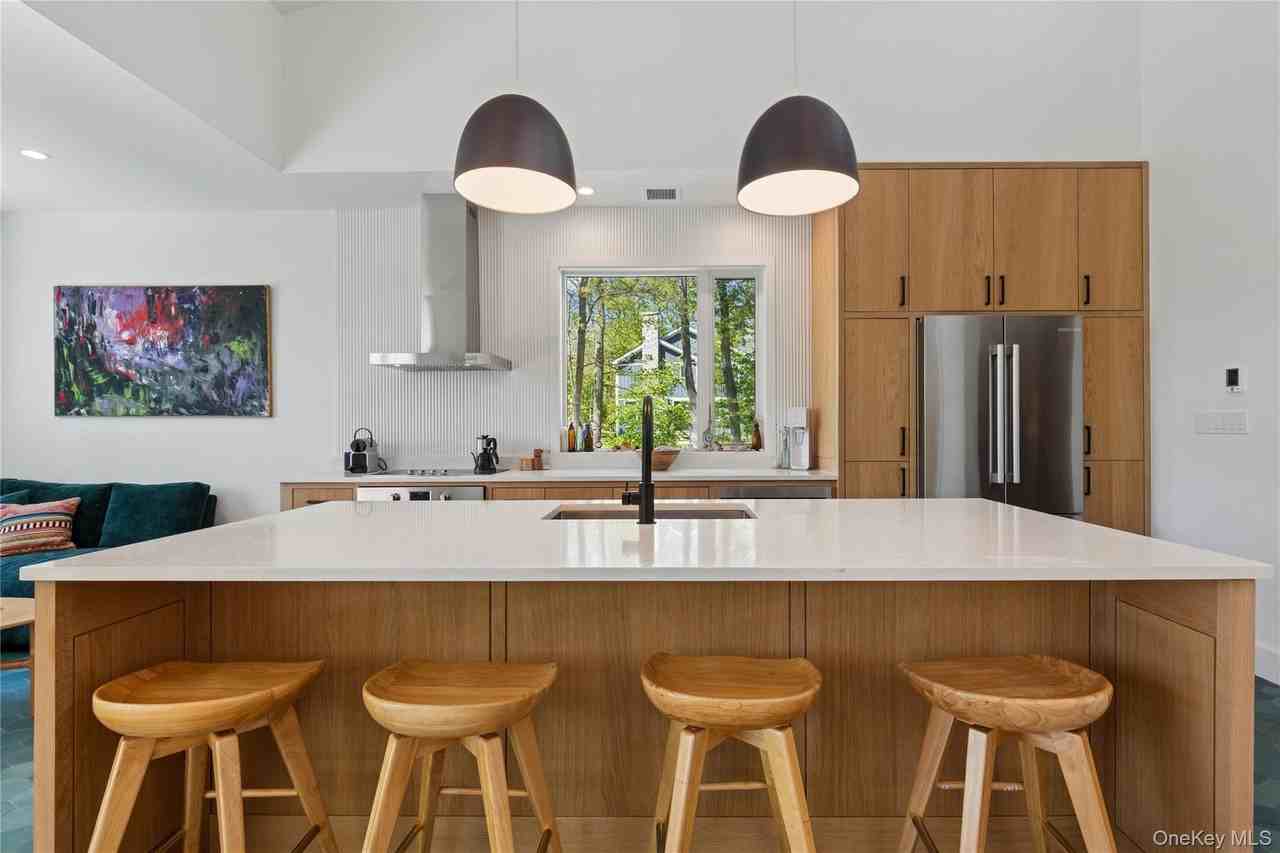 6710 Soundview Ave - Photo 3 of 42