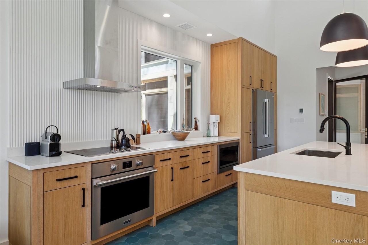 6710 Soundview Ave - Photo 4 of 42