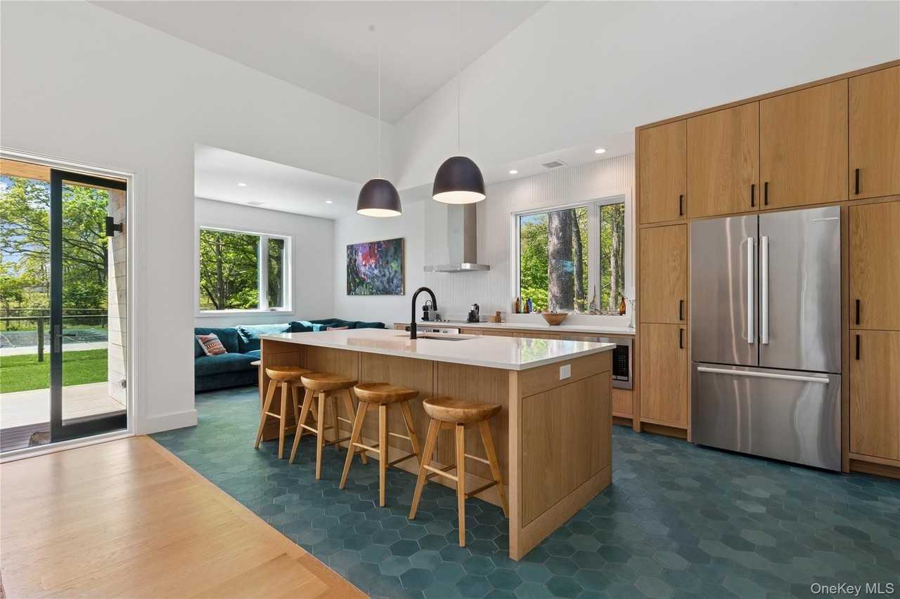 6710 Soundview Ave - Photo 5 of 42