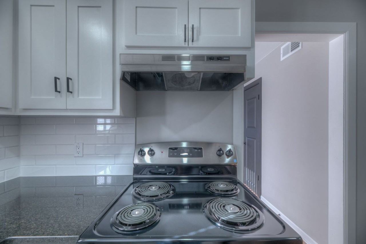 Windsor Village Townhomes - Photo 4 of 18