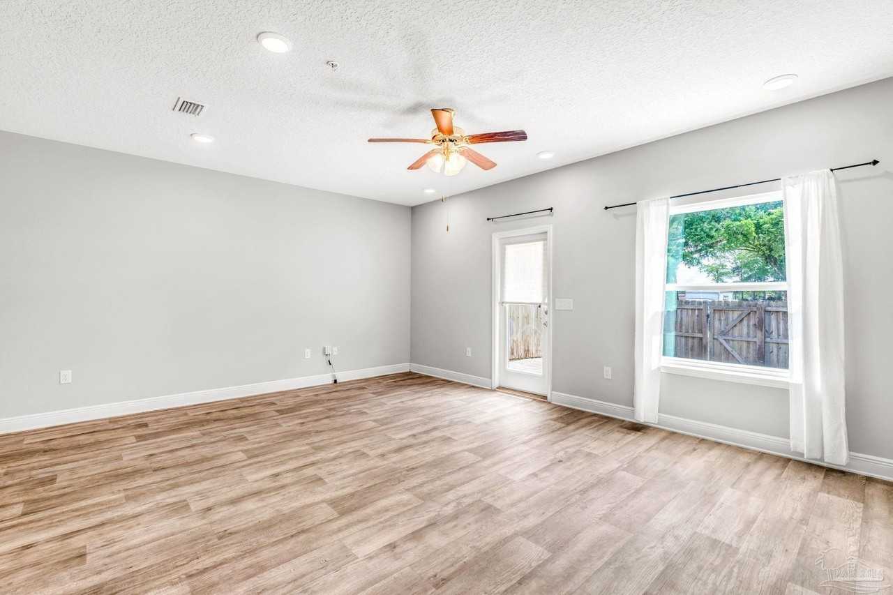 6036 Royal Port Court - Photo 6 of 27