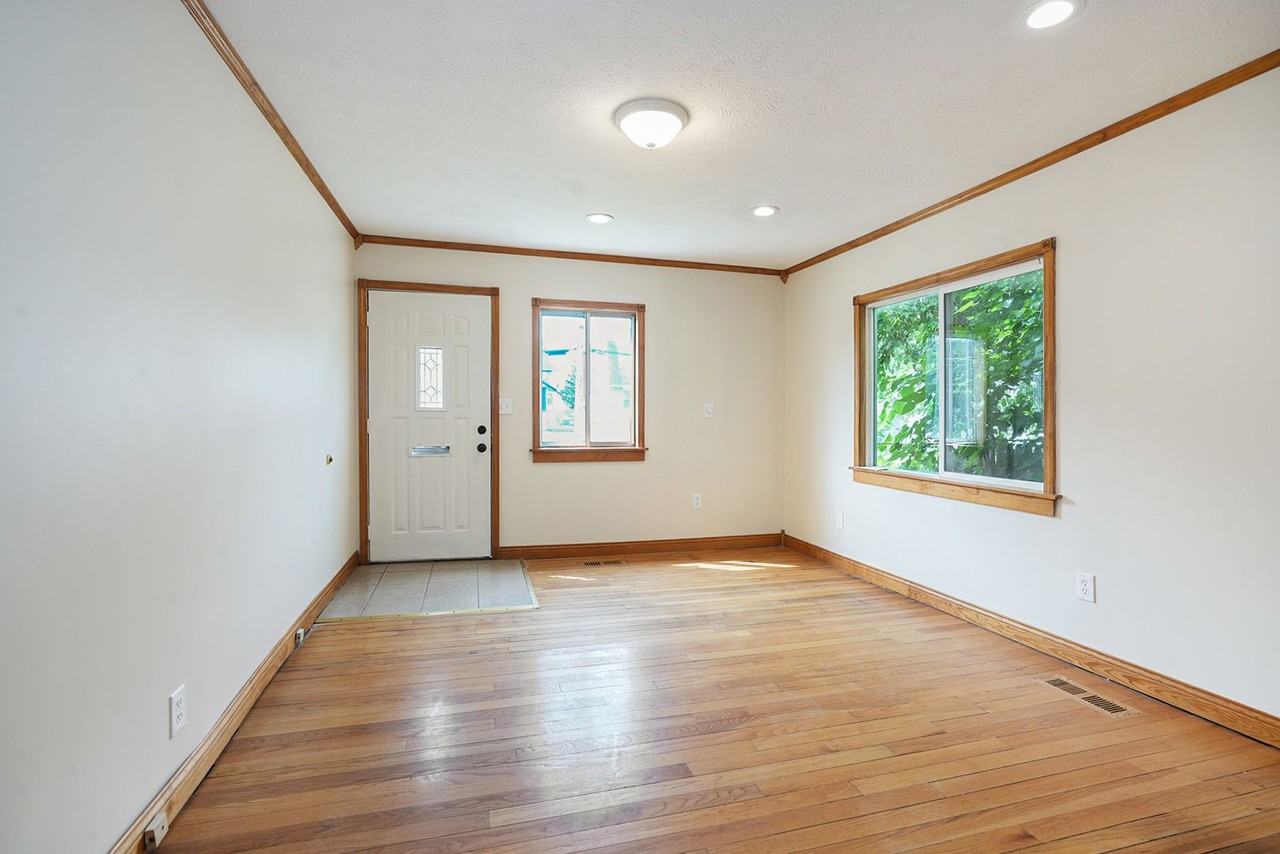 531 Delaware St Se - Photo 5 of 32