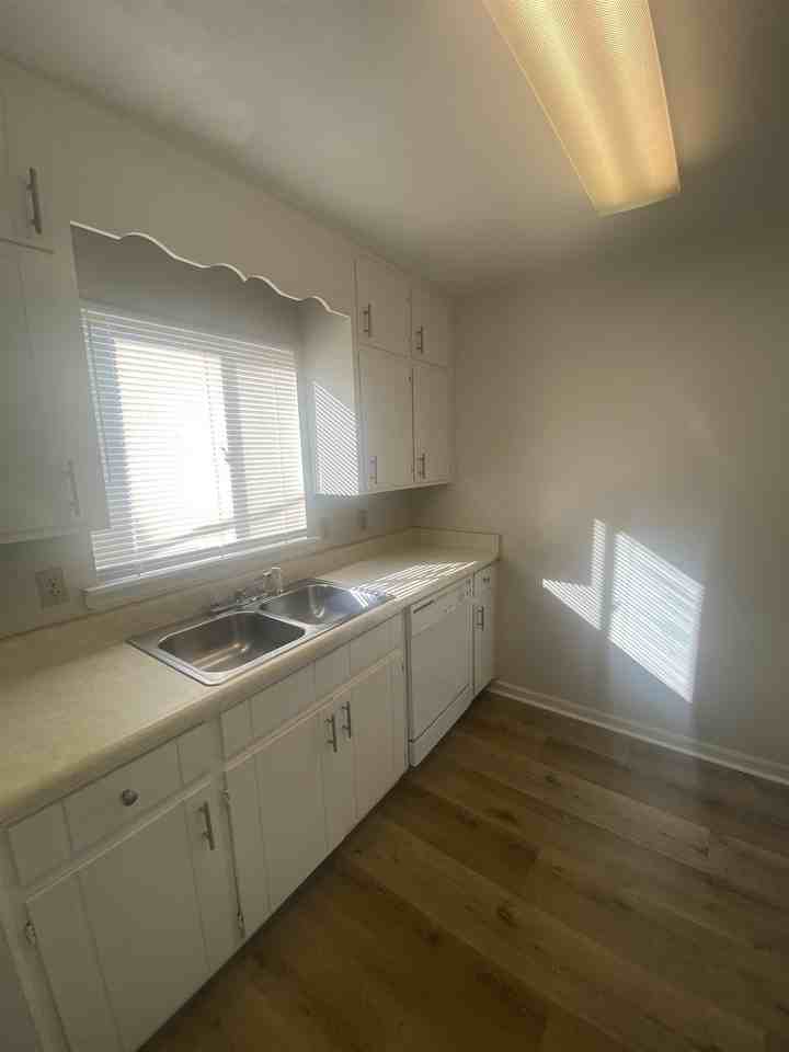 2220 Claremont Ln Apt B #B - Photo 5 of 19