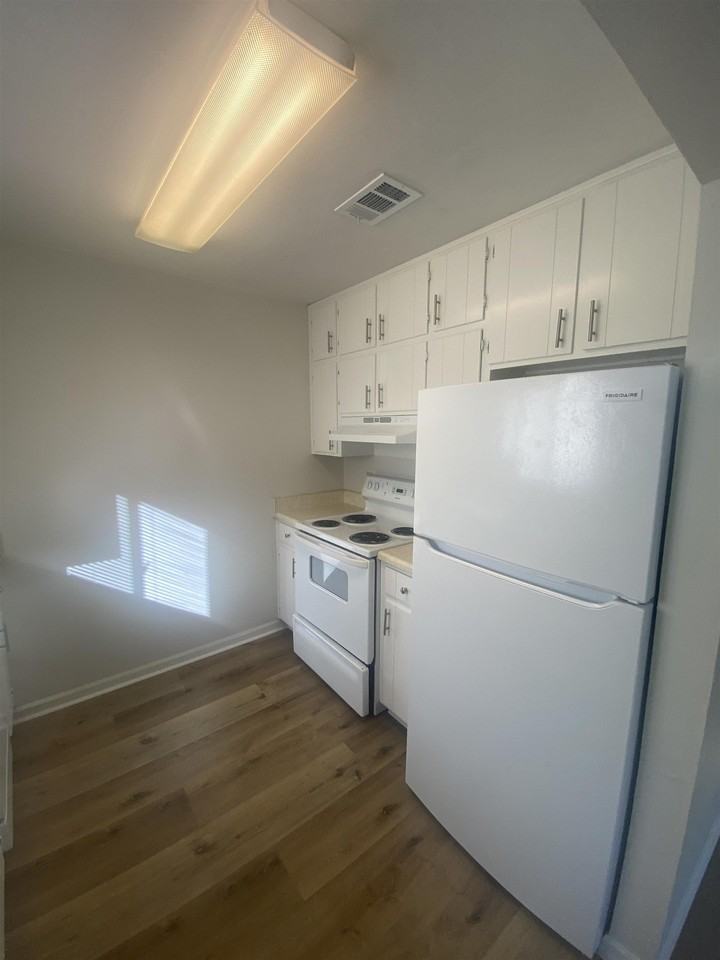 2220 Claremont Ln Apt B #B - Photo 6 of 19