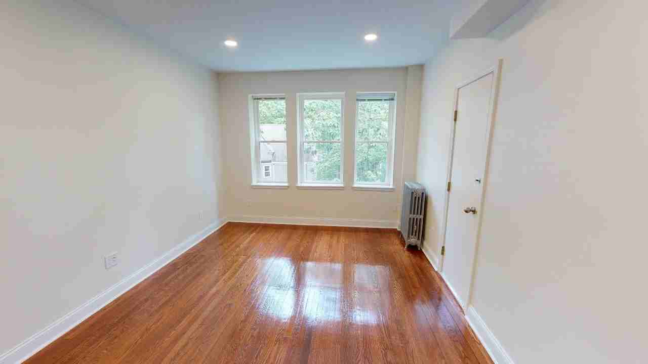 131 Sutherland Rd - Photo 2 of 6