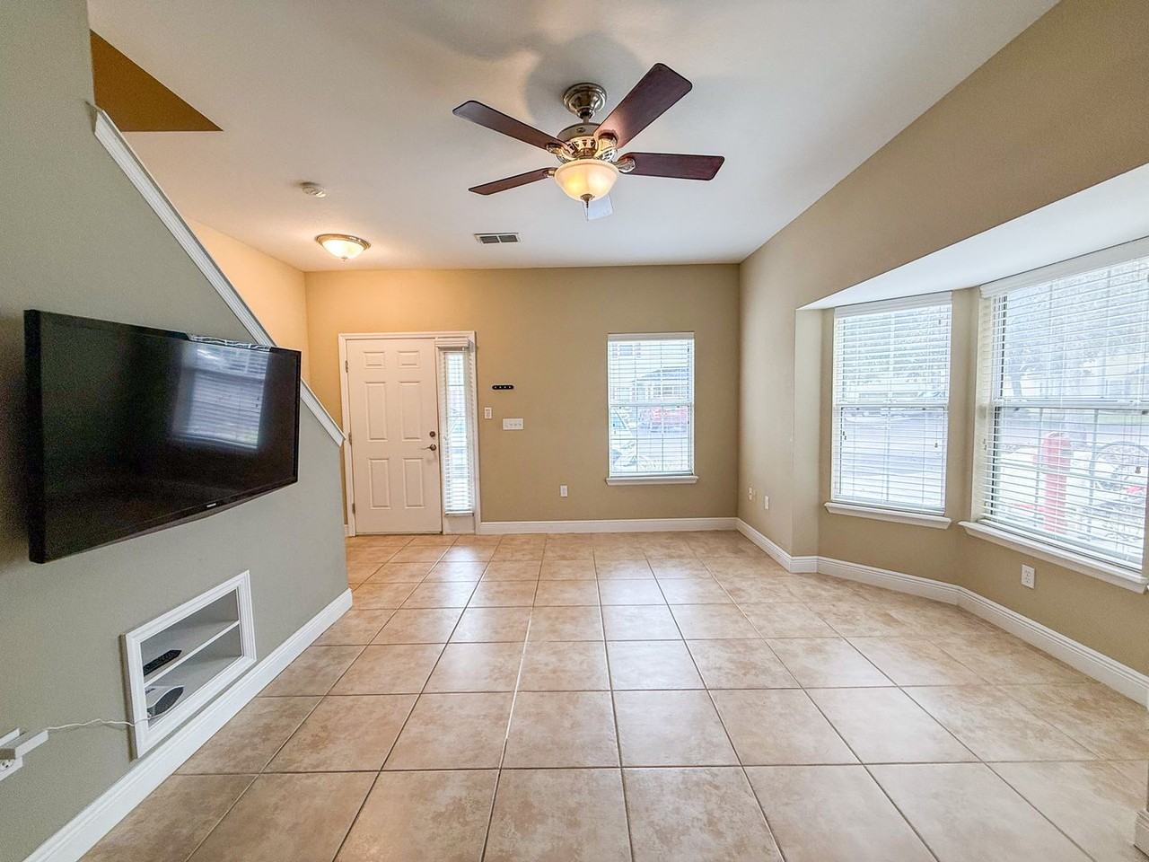 2946 Southwest 35th Place - Photo 3 of 23