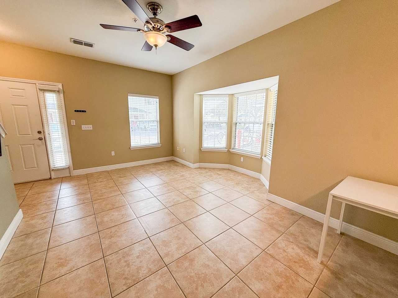 2946 Southwest 35th Place - Photo 4 of 23