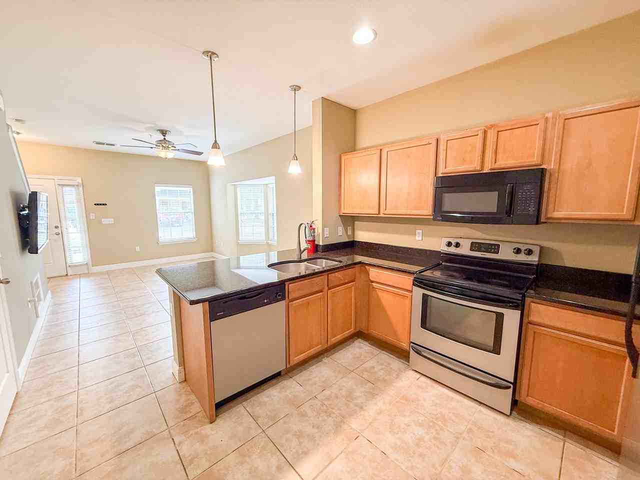 2946 Southwest 35th Place - Photo 5 of 23