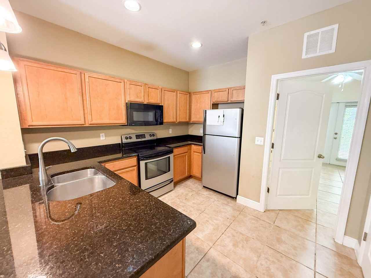 2946 Southwest 35th Place - Photo 7 of 23