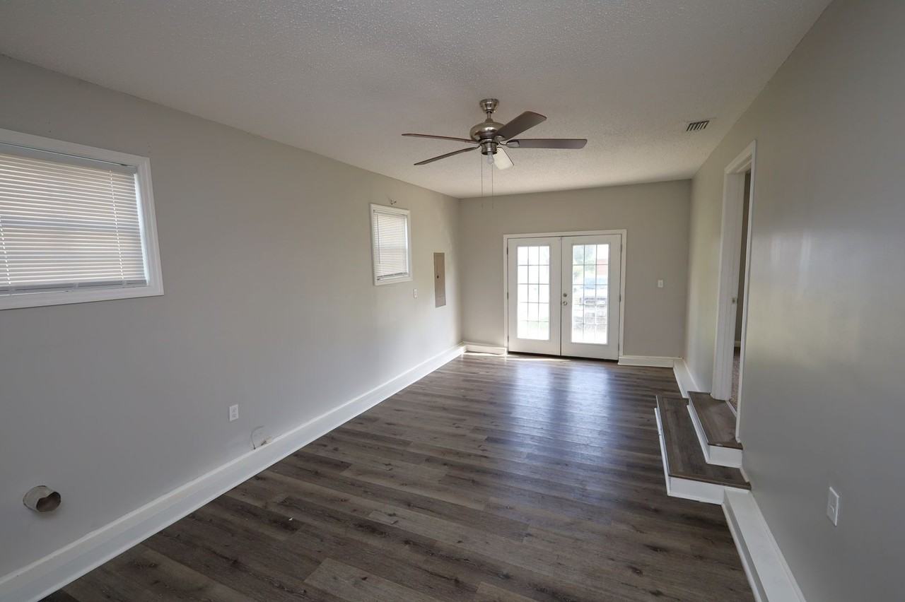 1103 W Railroad St - Photo 2 of 9