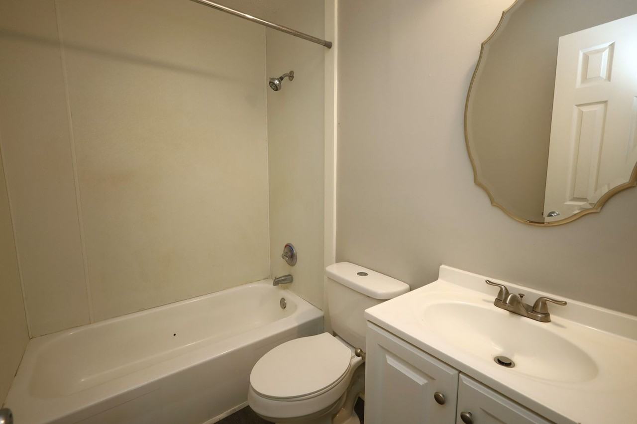 1103 W Railroad St - Photo 3 of 9