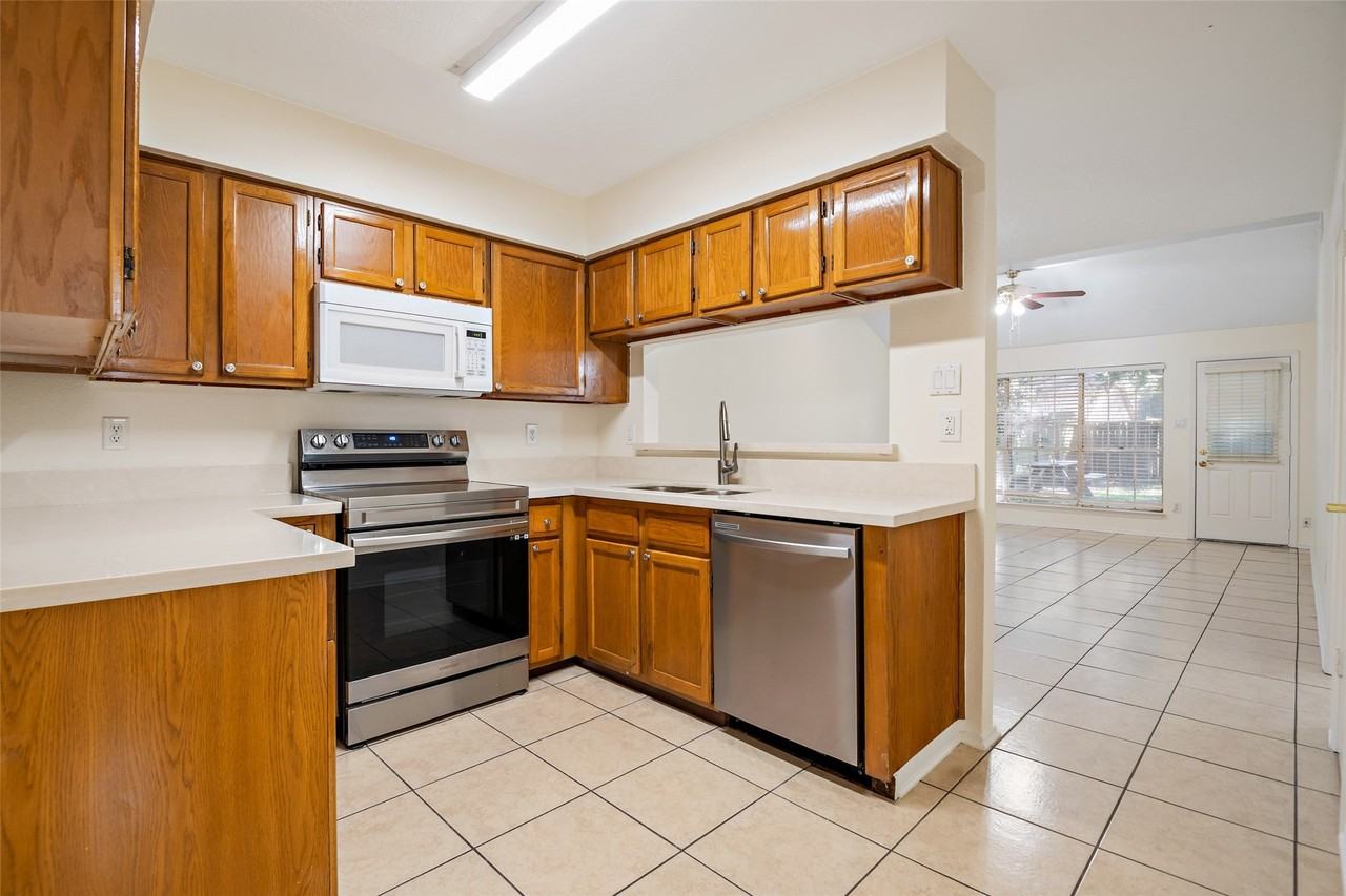 19427 Plantain Dr - Photo 2 of 19