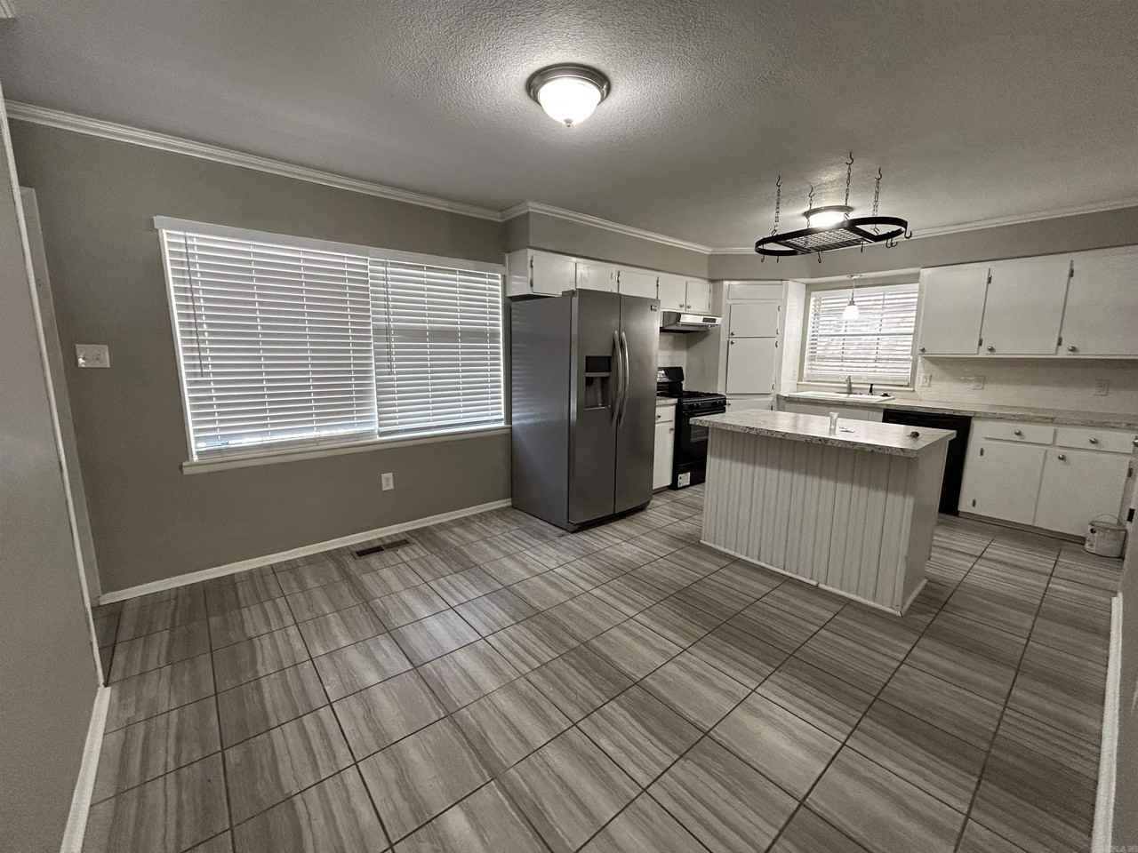 5519 Division St - Photo 5 of 32