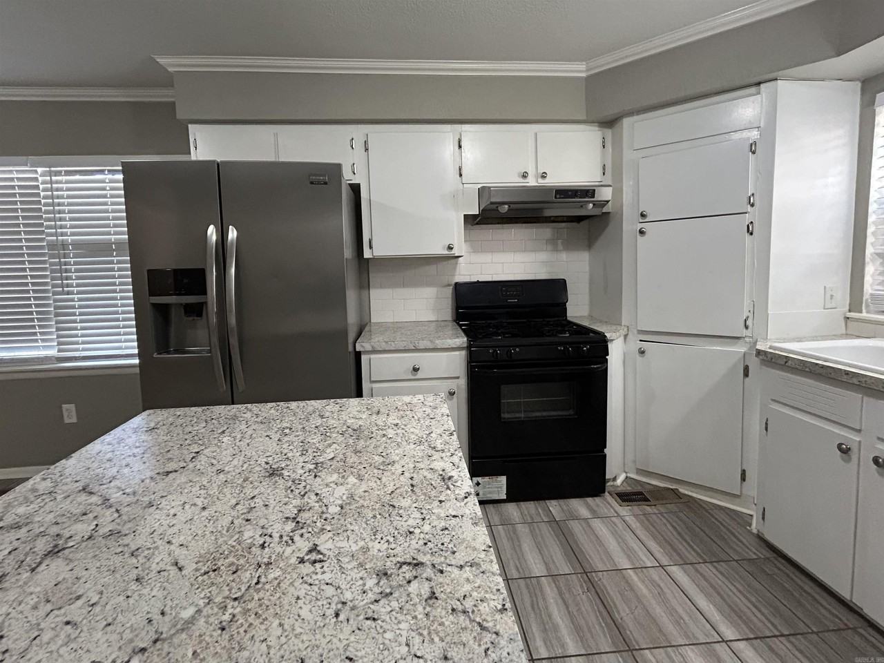 5519 Division St - Photo 7 of 32