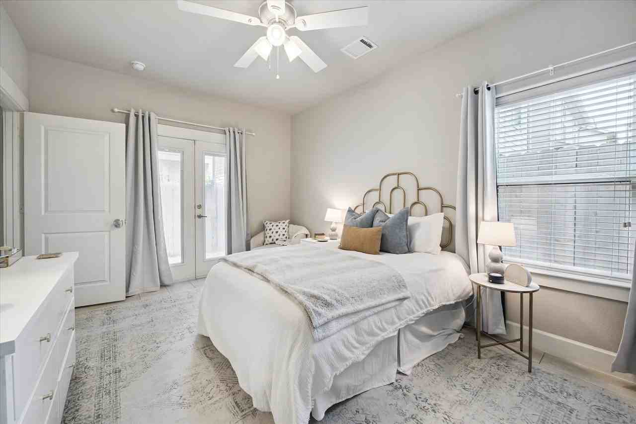 2504 Beall St - Photo 4 of 23