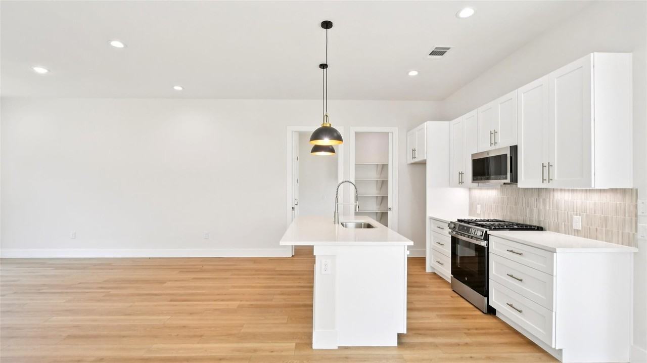 106 W Fawnridge Dr - Photo 3 of 32