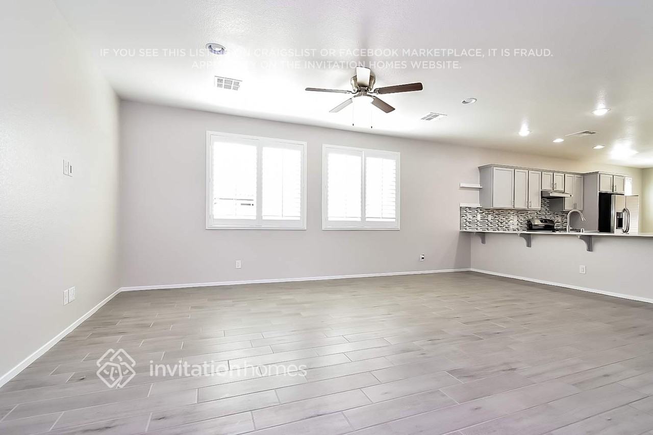 219 Heathrow Lake Ave - Photo 2 of 14