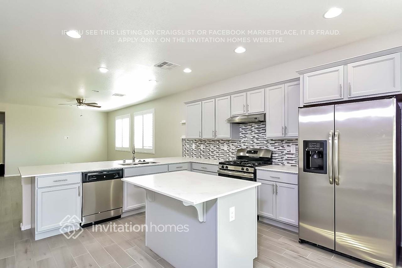219 Heathrow Lake Ave - Photo 3 of 14